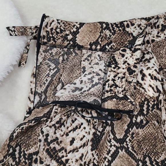 Cute Missguided Woman's Leopard Mini Skirt - Picture 3 of 7